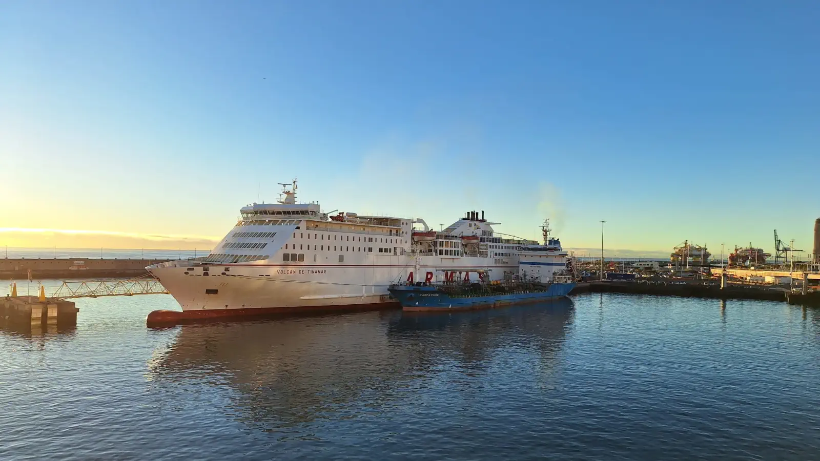 Färja Naviera Armas Volcan de Tinamar i hamnen i Santa Cruz de Teneraffia på Kanarieöarna.