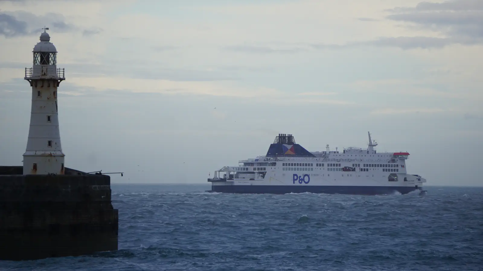 Färja P&O Pride of Canterbury lämnar färjehamnen i Dover.