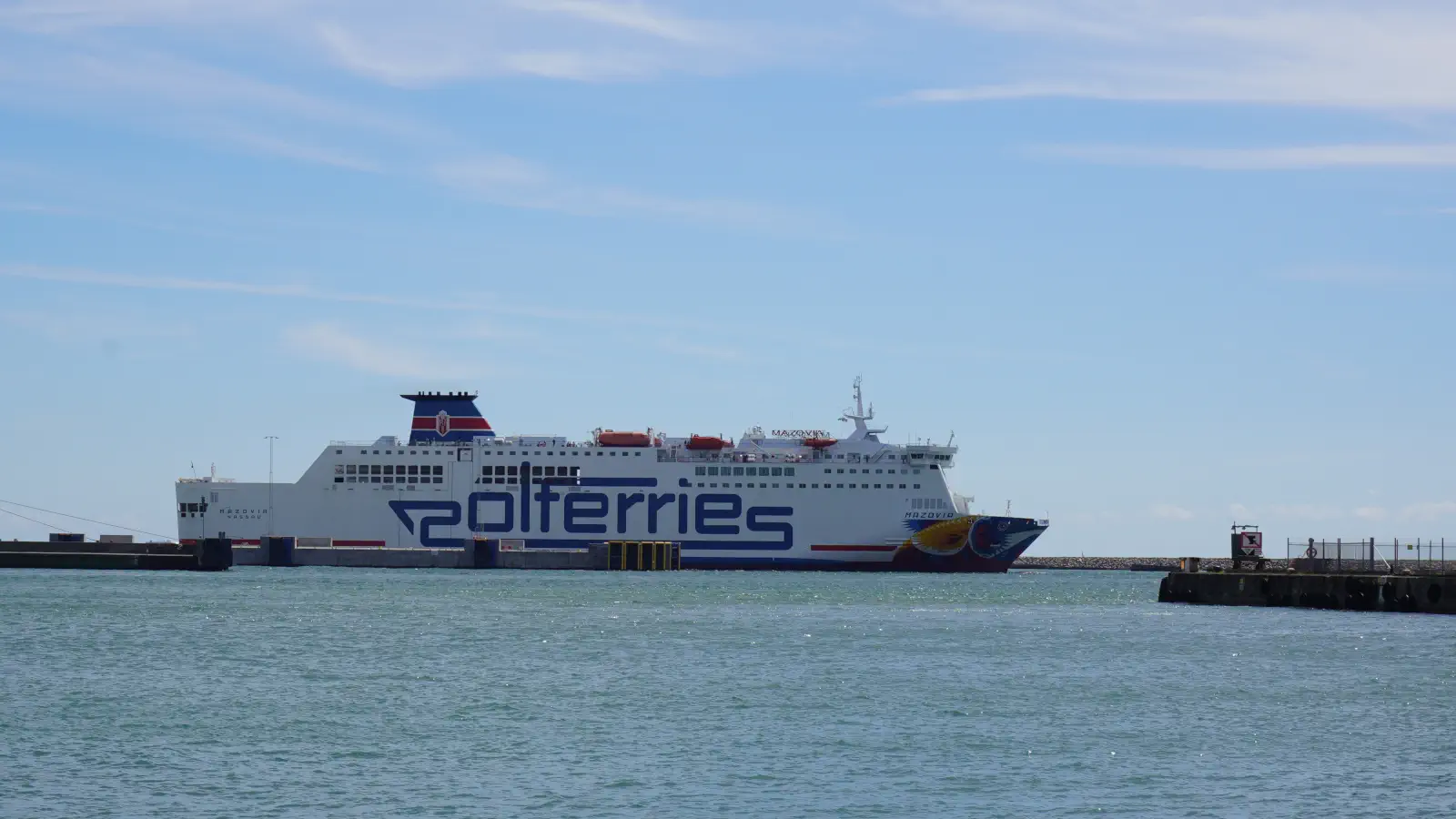 Färjan Mazovia från Polferries i hamnen i Ystad under avgång till Swinemünde.