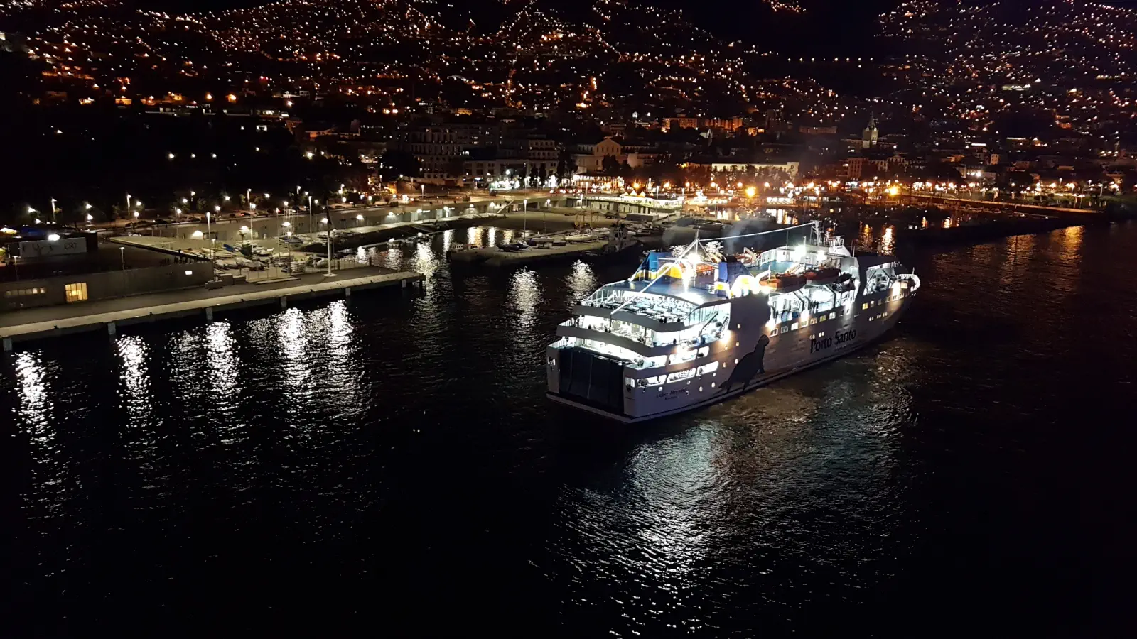 Porto Santo Lines Färja Lobo Marinho anländer till hamnen i Funchal på Madeira på kvällen.