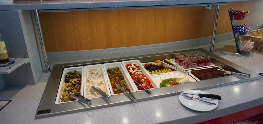 Scandlines buffé med sallad, antipasti och efterrätter