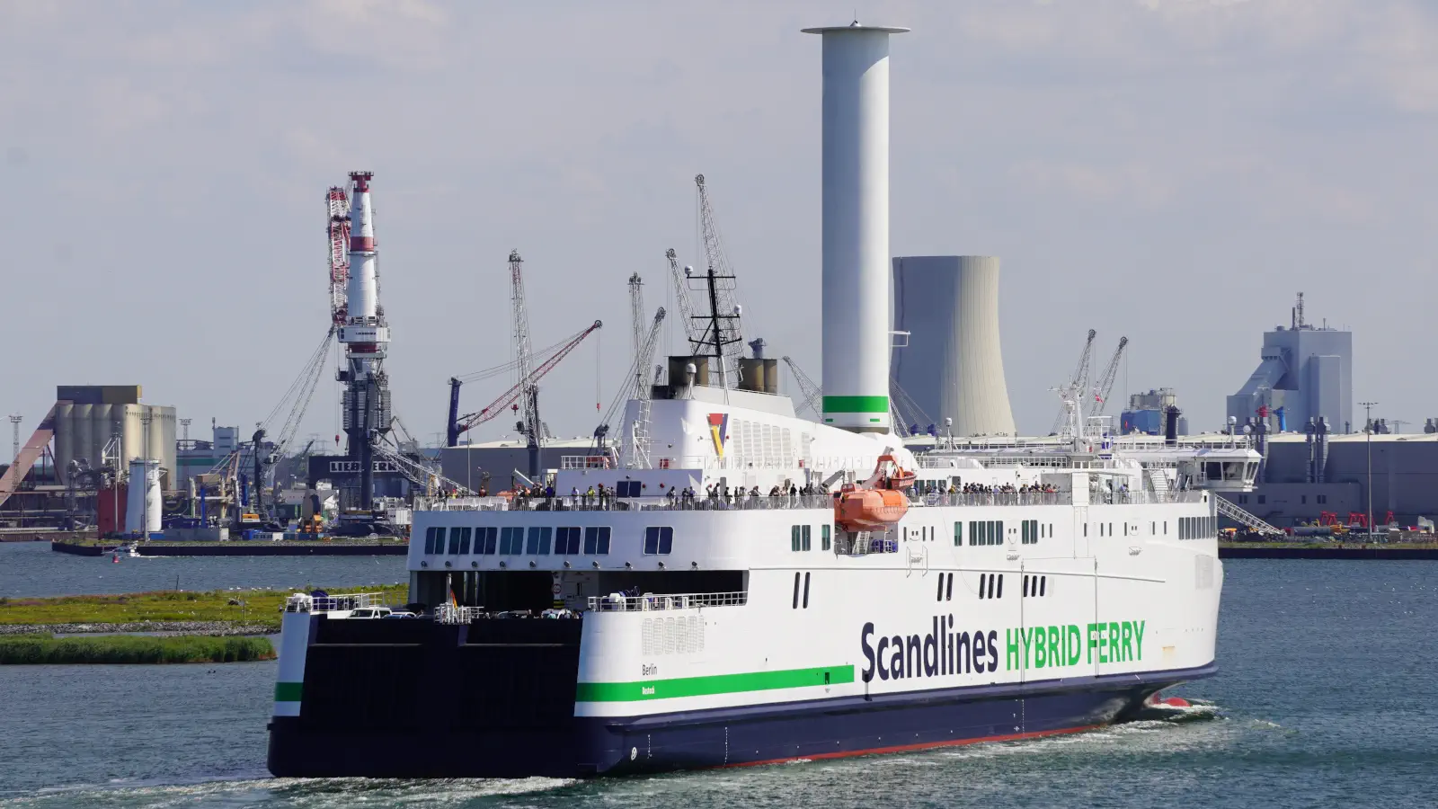 Scandlines Hybridfärjan Berlin anländer till hamnen i Rostock.