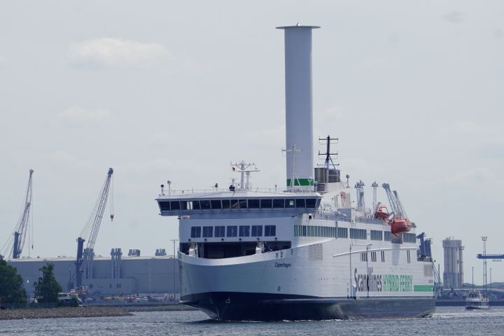 Scandlines Färja Köpenhamn med nytt rotorsegel lämnar hamnen i Rostock för Gedser