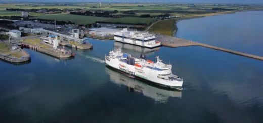 Scandlines Färja Scandlines Tyskland i Puttgarden med Bordershop i bakgrunden