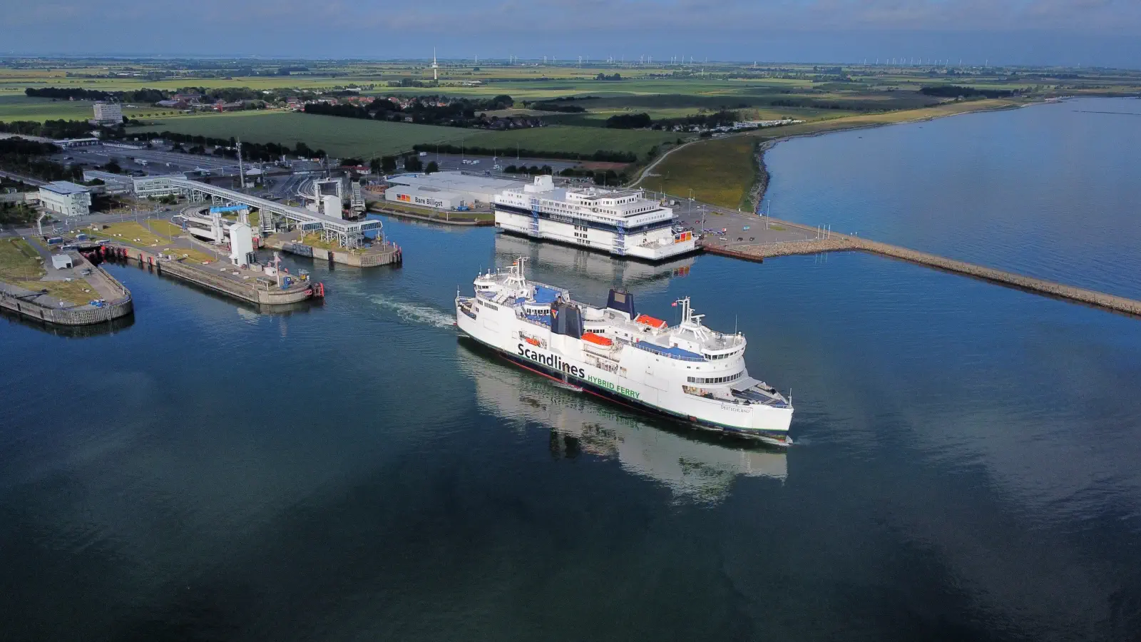 Scandlines Färja Scandlines Tyskland i Puttgarden med Bordershop i bakgrunden