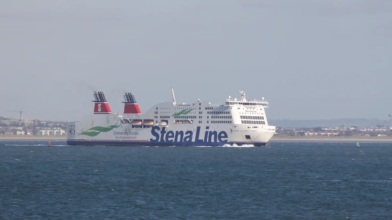 Färjan Stena Line Stena Adveturer lämnar Dublin på väg till Holyhead.