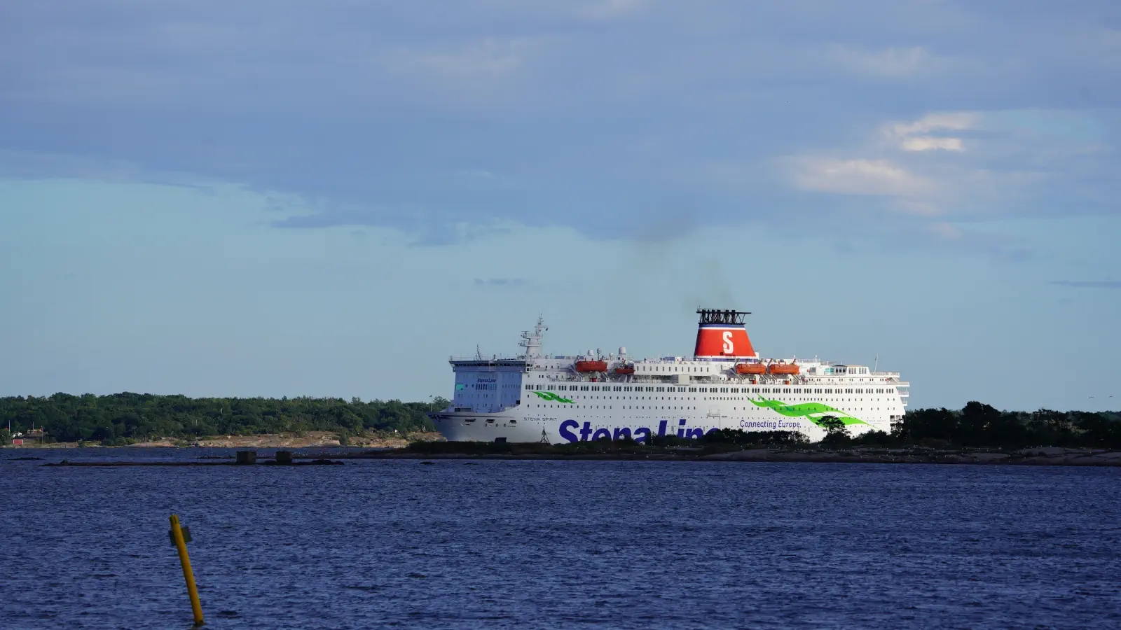 Stena Line Färja Stena Spirit på väg in i hamnen i Karlskrona i Sverige.