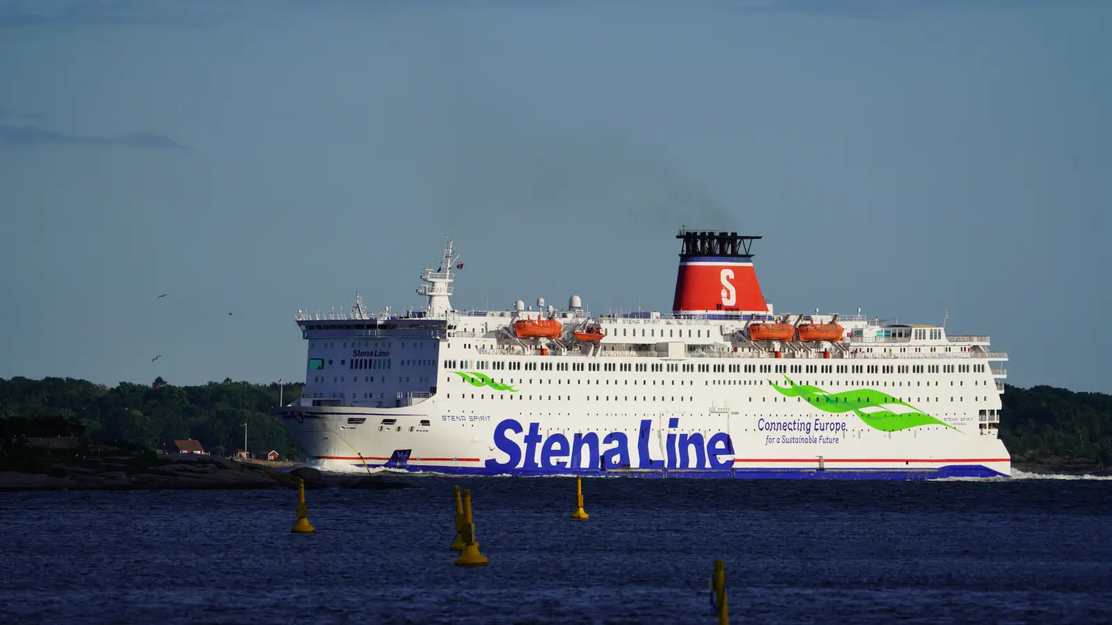 Färja Stena Line Stena Livia på väg in i hamnen i Karlskrona i Sverige.