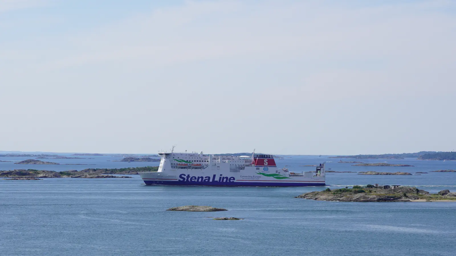 Stena Jutlandica når skärgården utanför Göteborg innan hon går in i hamnen.