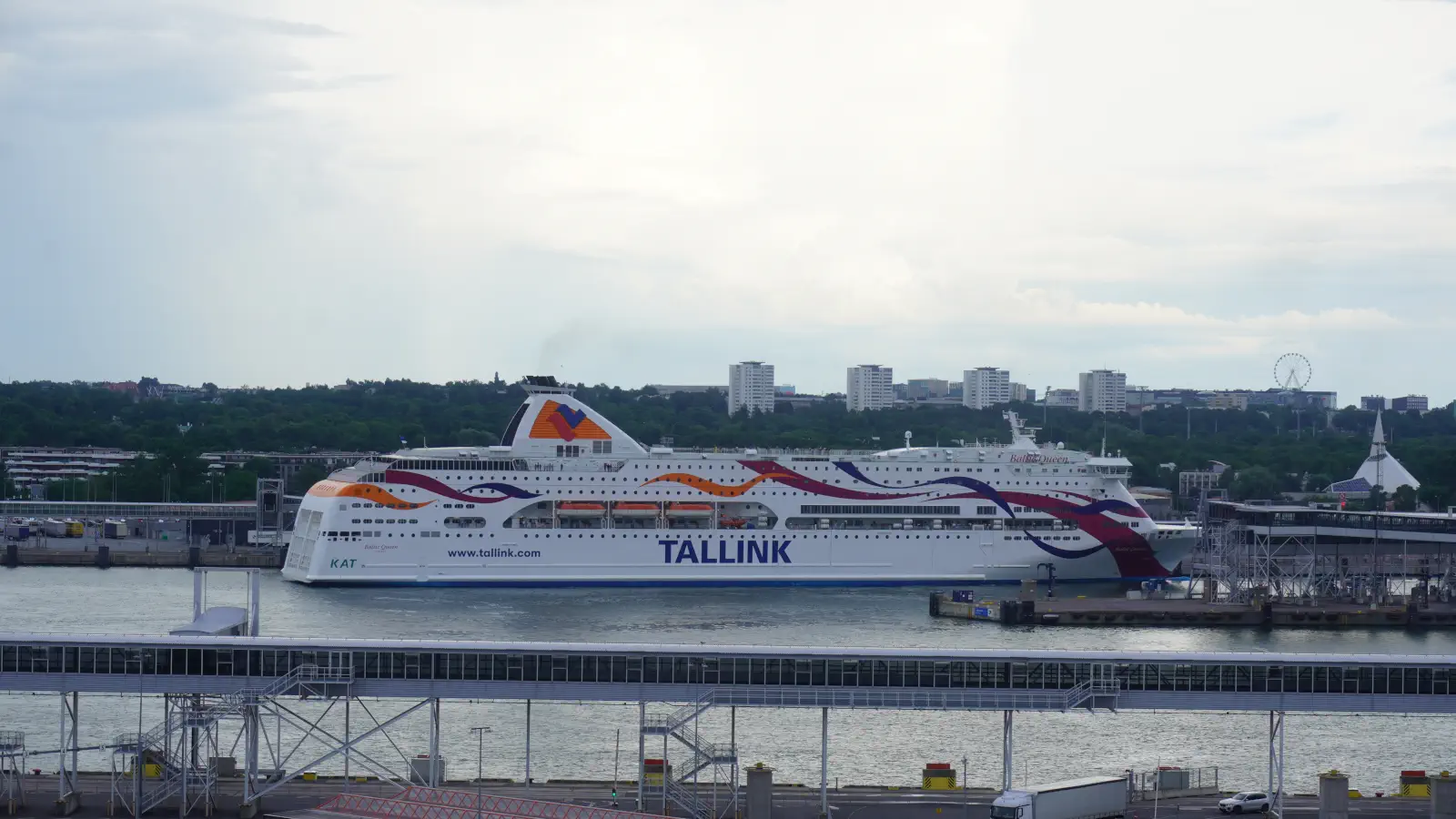 Färja Tallink Baltic Queen i hamnen i Tallinn.