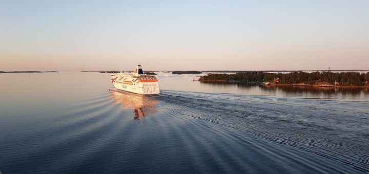 Färja Baltic Queen från Tallink Silja på väg genom skärgården utanför Stockholm.