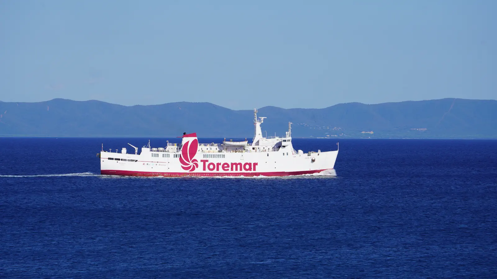 Färjan Oglasa från Toremar går flera gånger om dagen mellan hamnarna i Piombino och Portoferraio på ön Elba.