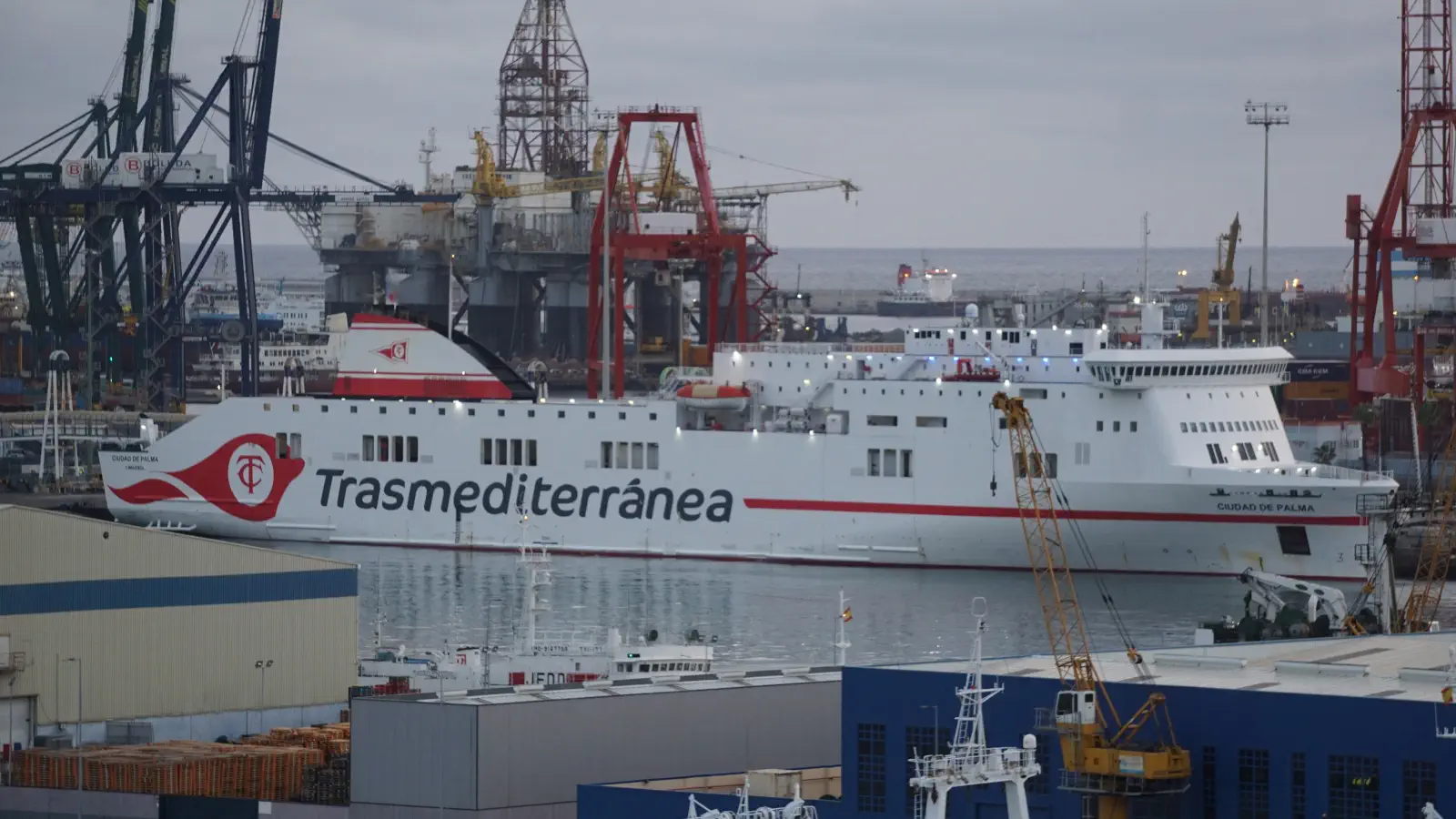 Färja Trasmediterranea Ciudad de Palma i hamnen i Las Palmas, Gran Canaria.