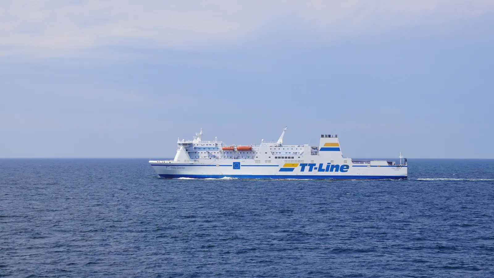 Die TT-Line Fähre Nils Dacke während einer Überfahrt über die Ostsee.