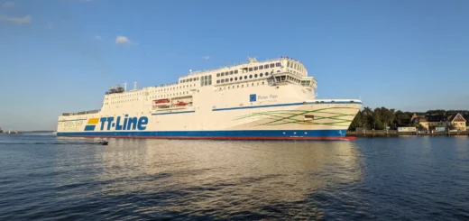 TT-Line FärjaTravemünde Peter Pan anländer till hamnen i Lübeck - från Trelleborg.