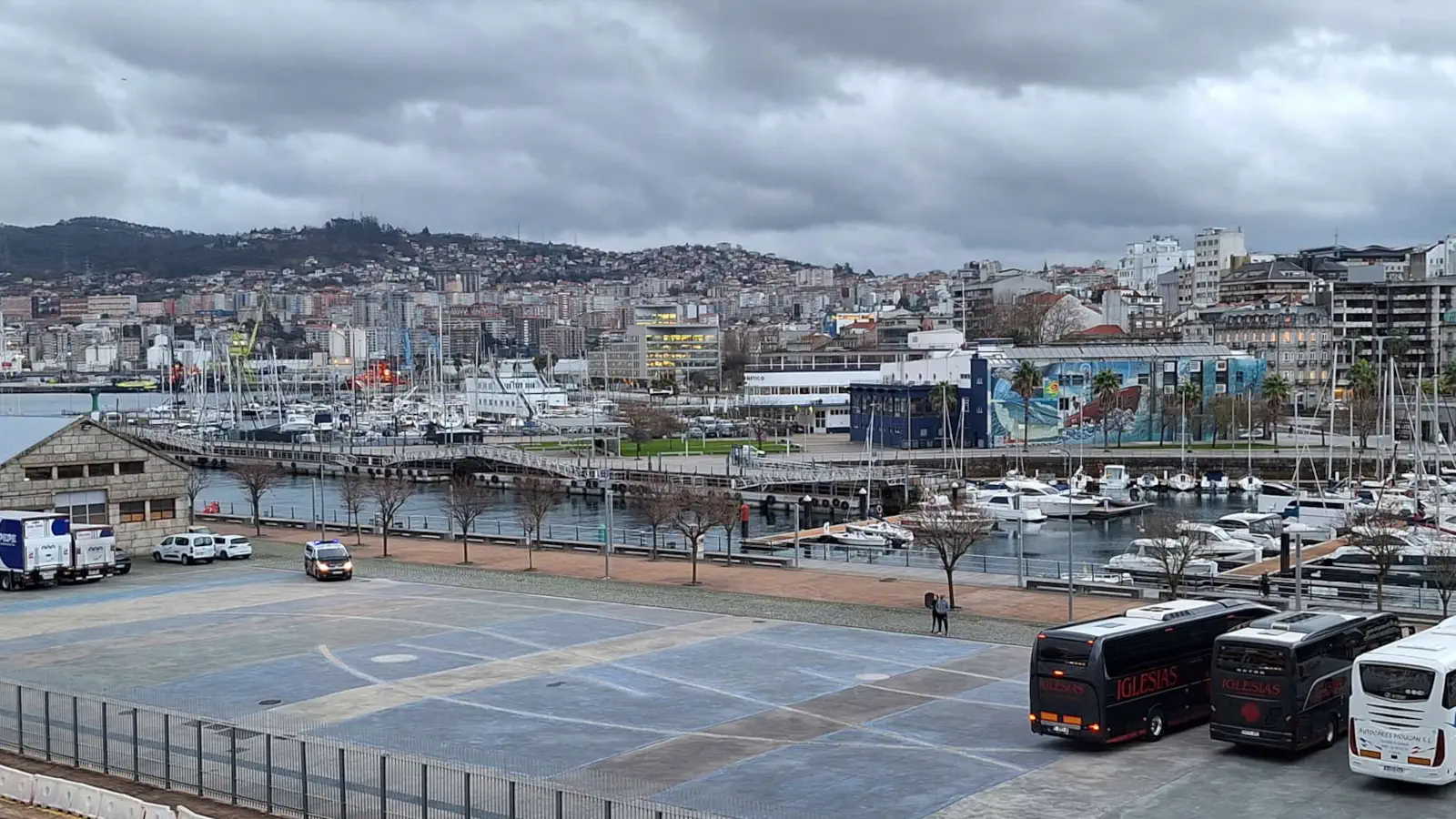 Vy på hamnen i Vigo i Spanien.