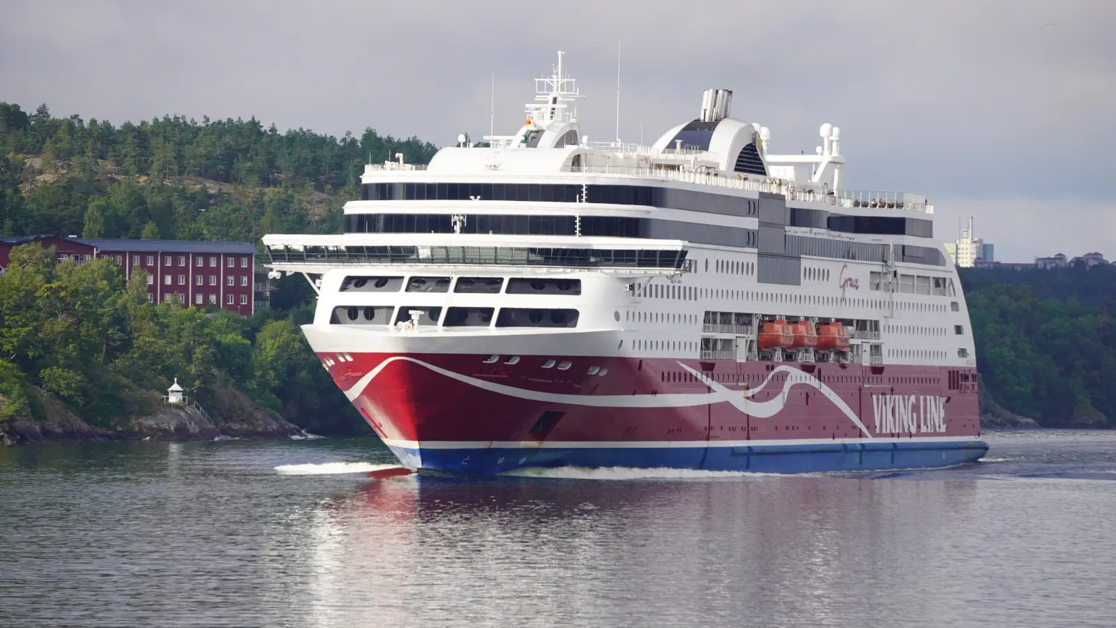 Viking Line Färja Viking Grace i skärgården utanför Stockholm.