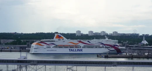 Färja Tallink Baltic Queen i hamnen i Tallinn.