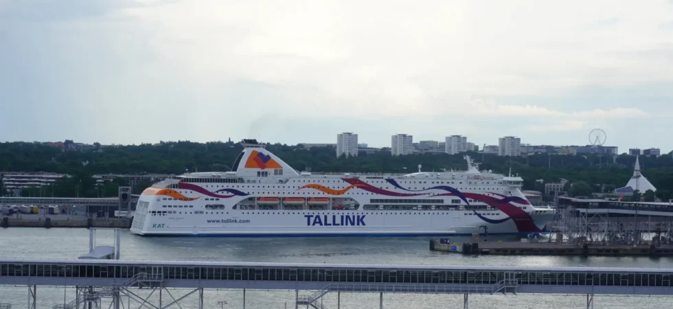 Färja Tallink Baltic Queen i hamnen i Tallinn.