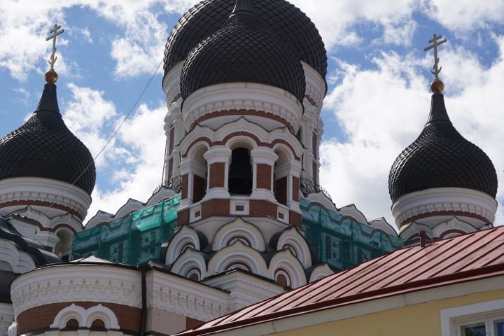 Lökformade kupoler i Alexander Nevsky-katedralen i Tallinn.